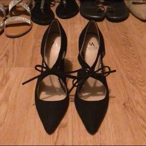 Black Pump - Ties in the Front